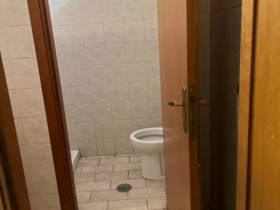 Immagine 10 di Negozio in vendita  in Via Bussoleno a Roma