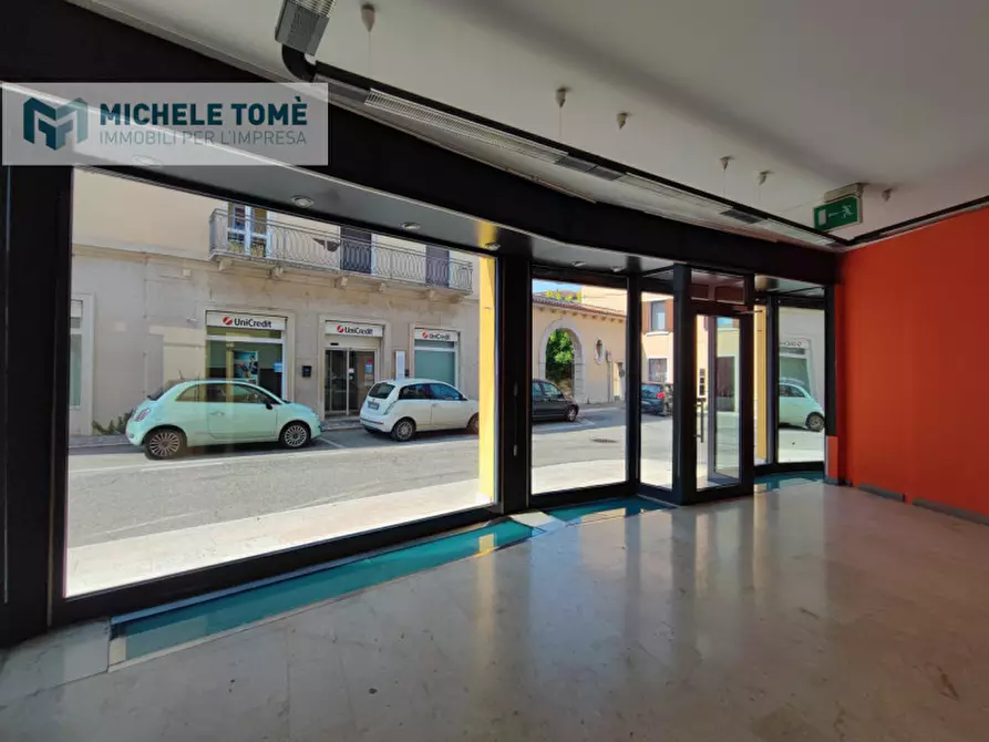 Immagine 3 di Negozio in affitto  in via VI novembre a Sant'ambrogio Di Valpolicella