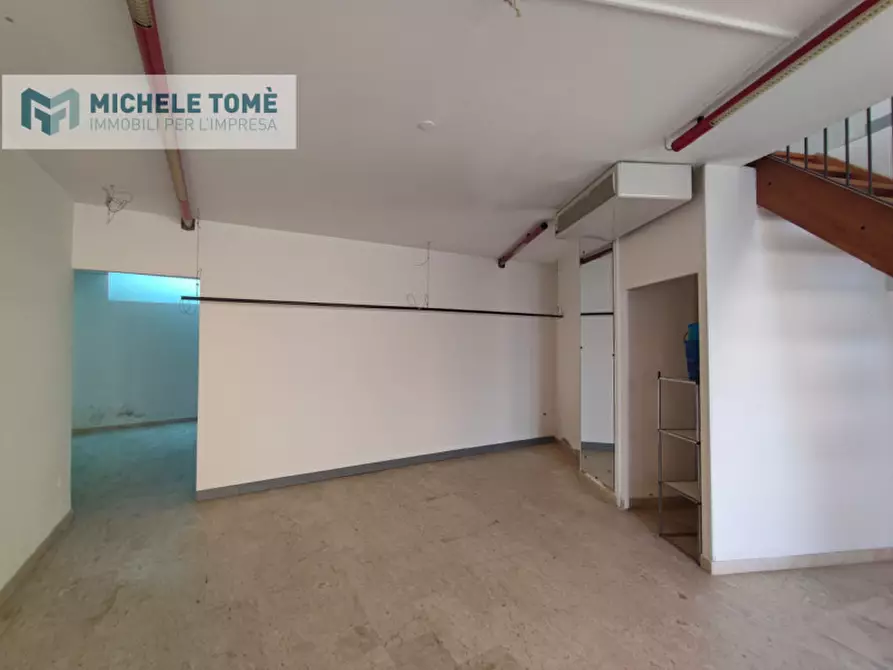 Immagine 11 di Negozio in affitto  in via VI novembre a Sant'ambrogio Di Valpolicella