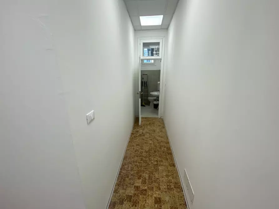 Immagine 6 di Negozio in affitto  a Padova