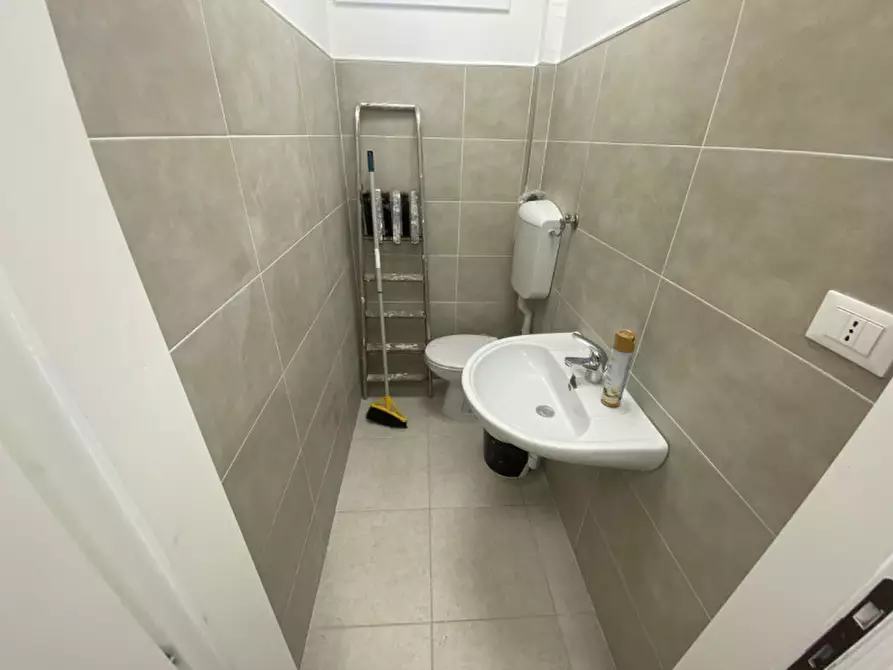 Immagine 8 di Negozio in affitto  a Padova