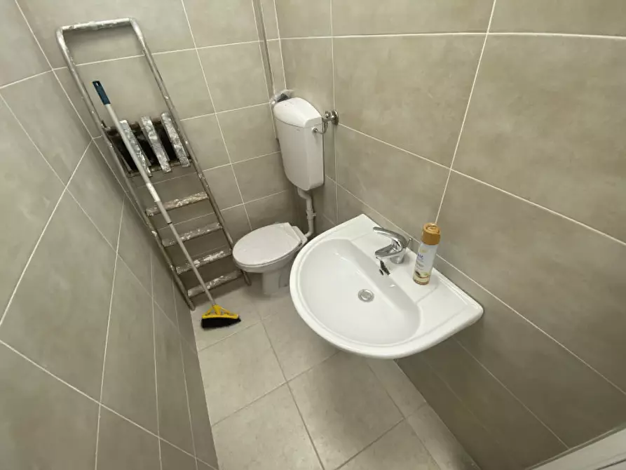 Immagine 9 di Negozio in affitto  a Padova