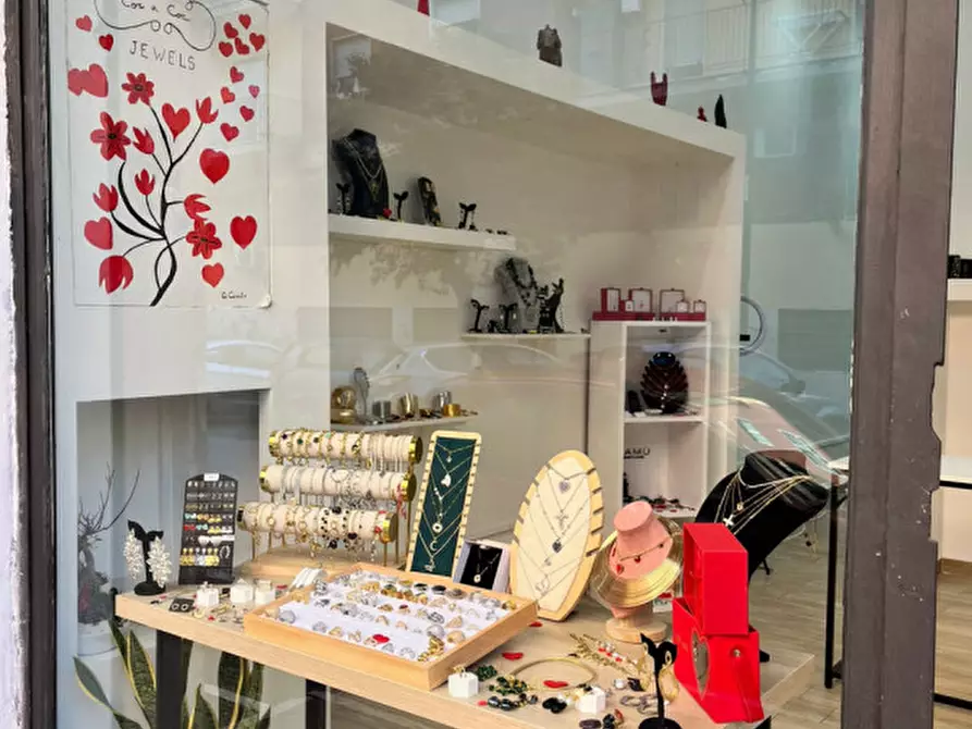 Immagine 3 di Negozio in vendita  in VIALE DELLE NEBULOSE 11 a Napoli