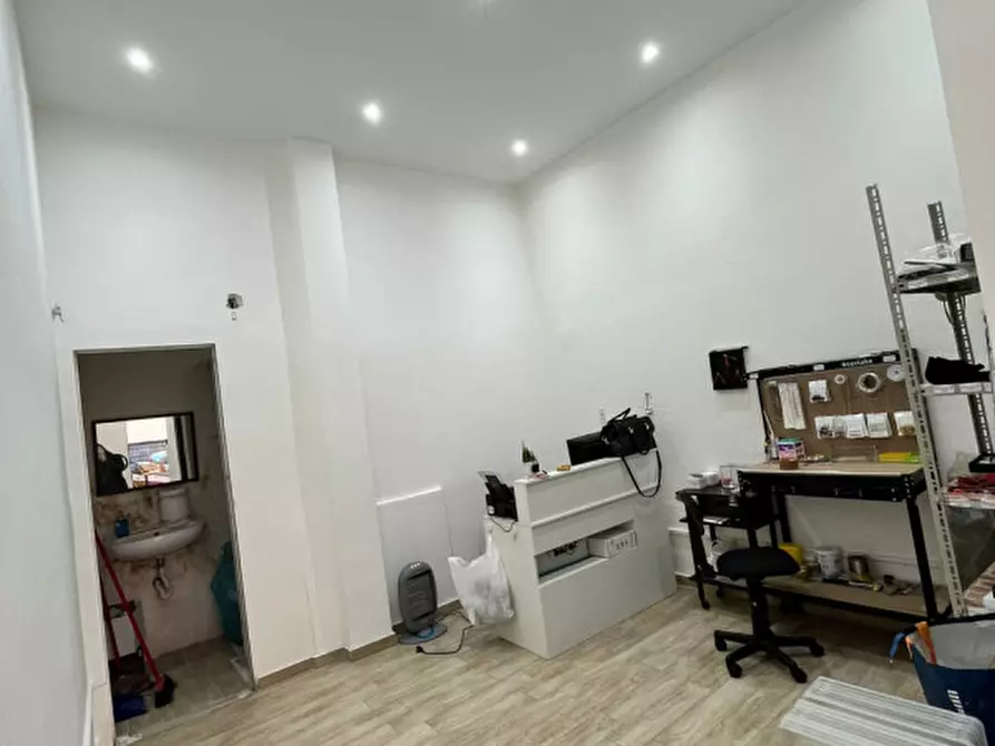Immagine 11 di Negozio in vendita  in VIALE DELLE NEBULOSE 11 a Napoli