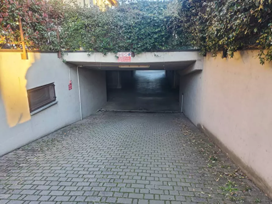 Immagine 1 di Garage in vendita  in Via Don Ravazzi 27 a Cassinetta Di Lugagnano