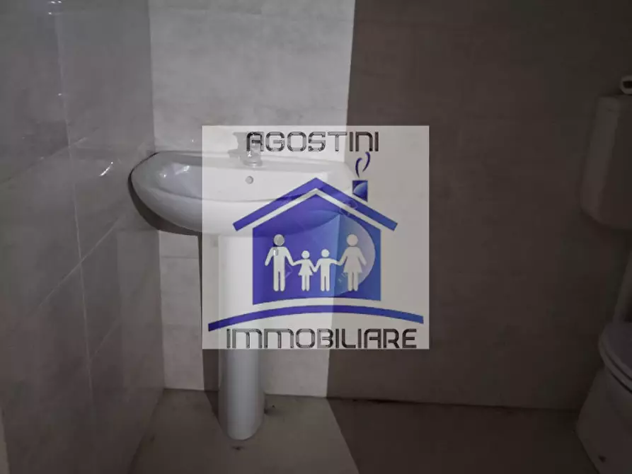 Immagine 5 di Negozio in affitto  a Ascoli Piceno