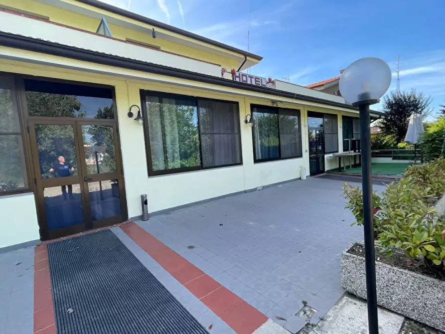 Immagine 1 di Hotel in vendita  in via roma a Lesignano De' Bagni