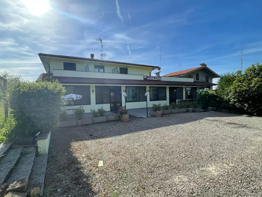 Immagine 2 di Hotel in vendita  in via roma a Lesignano De' Bagni