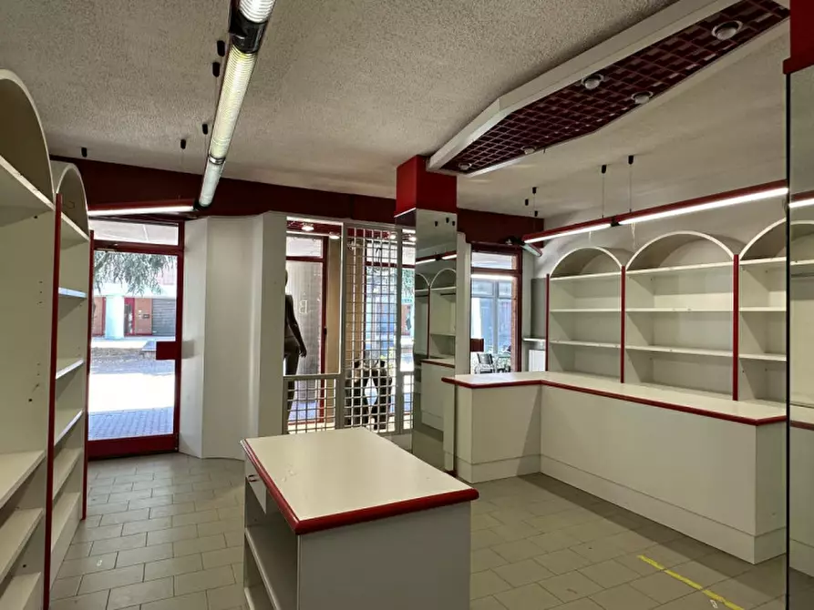 Immagine 2 di Negozio in vendita  in Via Duccio di Buoninsegna 11 a Assago