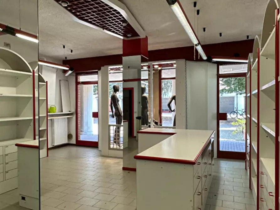 Immagine 3 di Negozio in vendita  in Via Duccio di Buoninsegna 11 a Assago