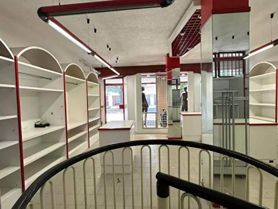 Immagine 7 di Negozio in vendita  in Via Duccio di Buoninsegna 11 a Assago