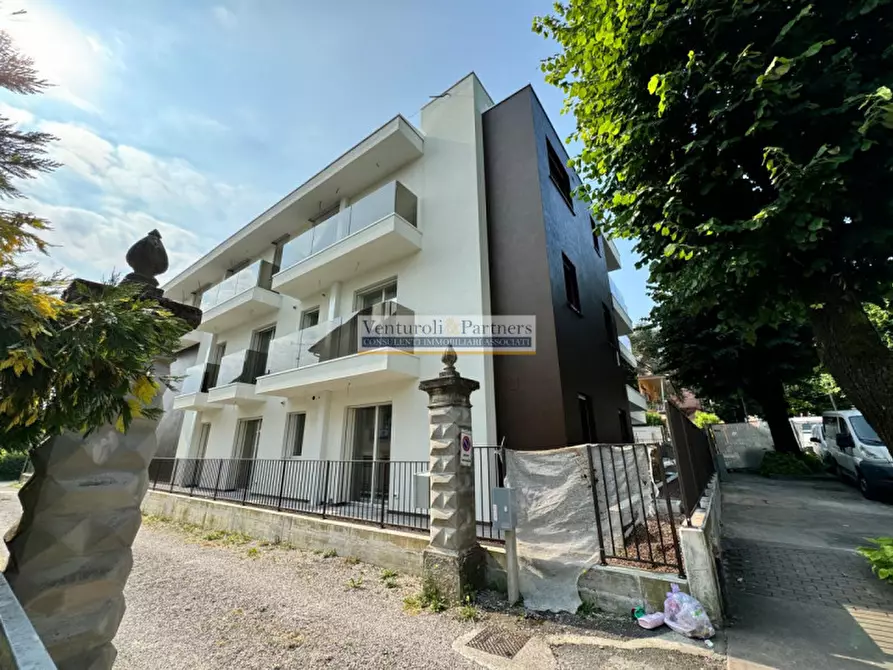 Immagine 2 di Appartamento in vendita  in via lorenzini a Desenzano Del Garda