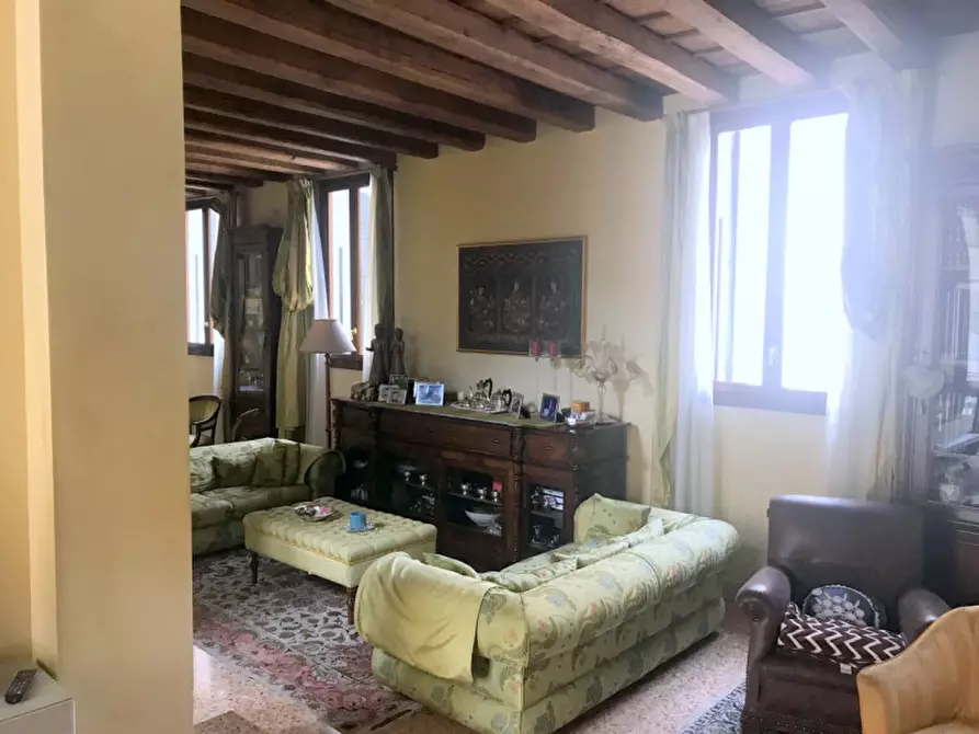 Immagine 3 di Palazzo in vendita  in VIA CESARE BATTISTI a Padova