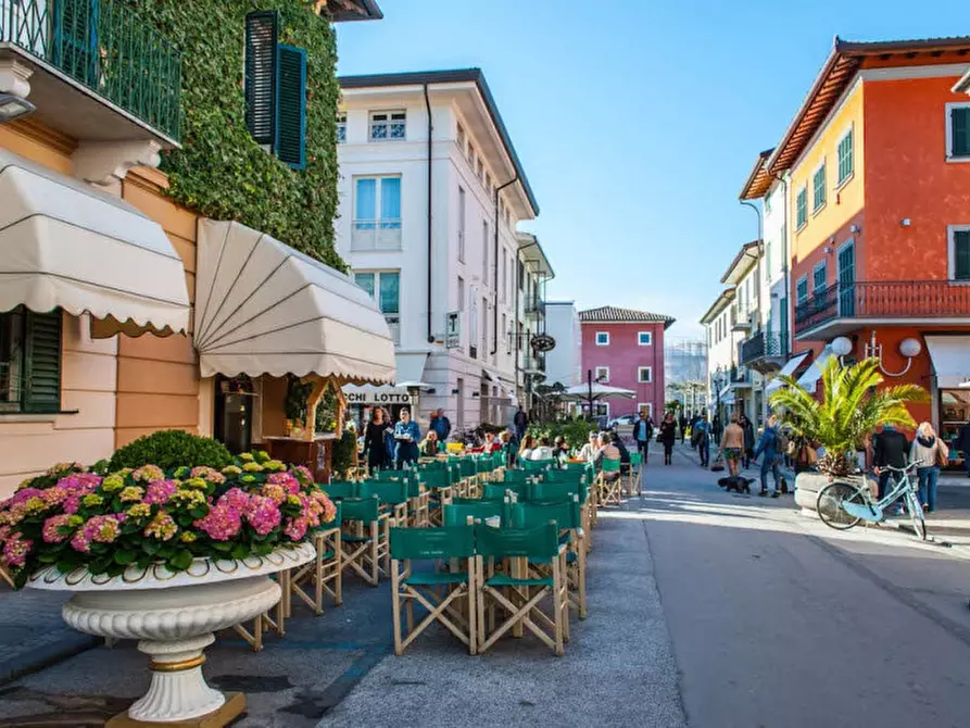 Immagine 1 di Villa in vendita  in via Spinetti a Forte Dei Marmi