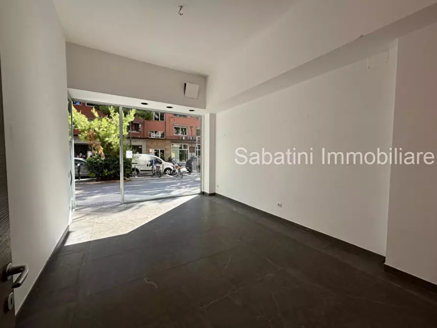 Immagine 3 di Negozio in affitto  in Viale Regina Margherita, 53 a Pescara