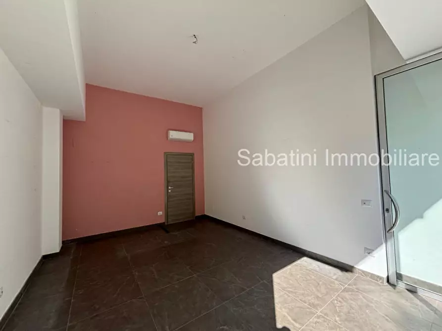 Immagine 5 di Negozio in affitto  in Viale Regina Margherita, 53 a Pescara