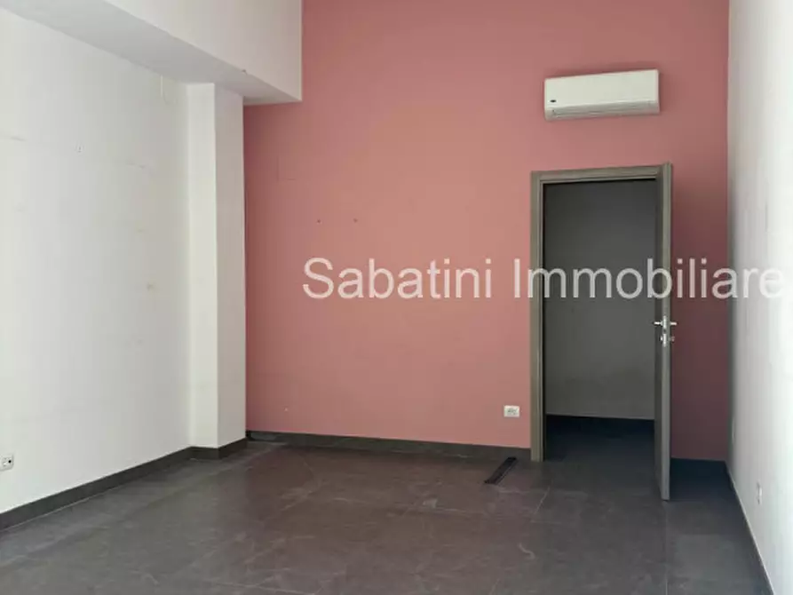 Immagine 6 di Negozio in affitto  in Viale Regina Margherita, 53 a Pescara