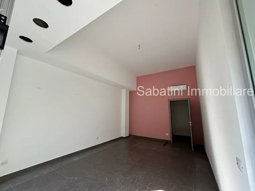 Immagine 7 di Negozio in affitto  in Viale Regina Margherita, 53 a Pescara