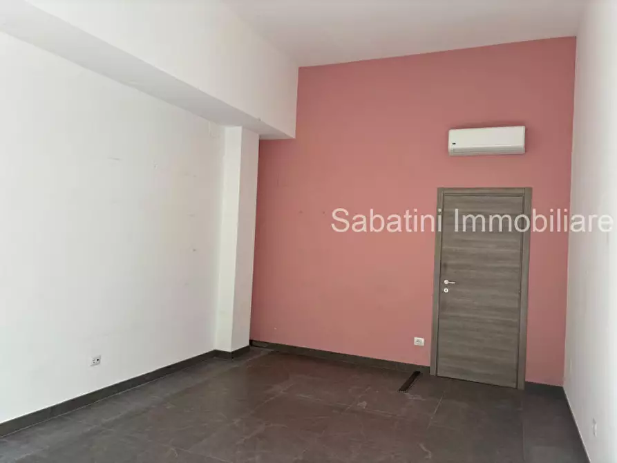 Immagine 8 di Negozio in affitto  in Viale Regina Margherita, 53 a Pescara