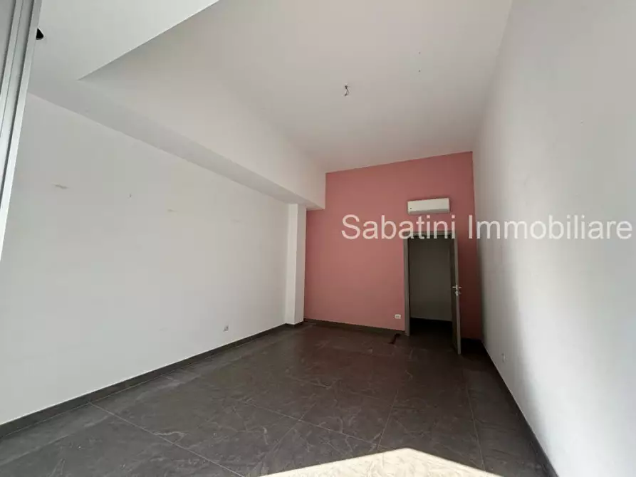 Immagine 9 di Negozio in affitto  in Viale Regina Margherita, 53 a Pescara