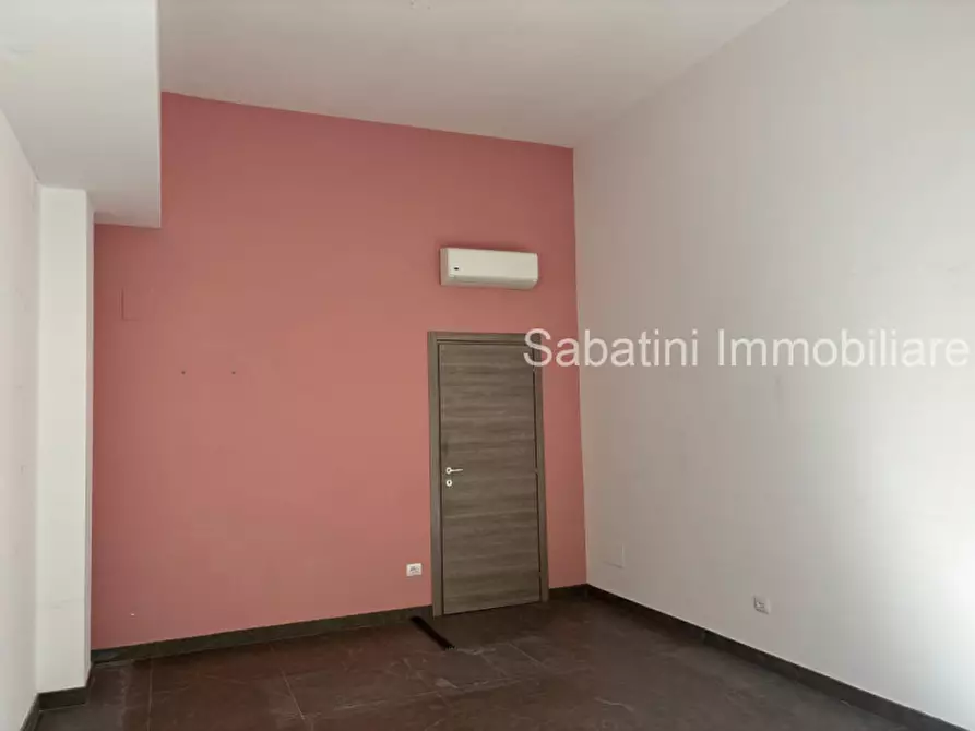 Immagine 10 di Negozio in affitto  in Viale Regina Margherita, 53 a Pescara