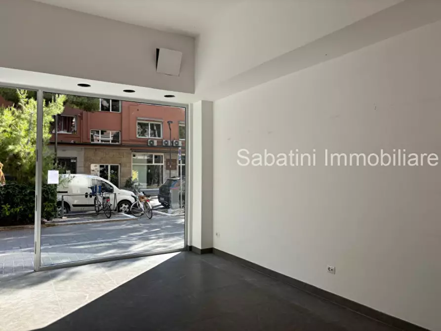 Immagine 12 di Negozio in affitto  in Viale Regina Margherita, 53 a Pescara