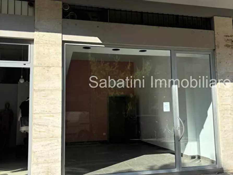 Immagine 16 di Negozio in affitto  in Viale Regina Margherita, 53 a Pescara