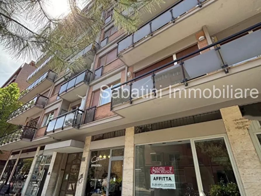 Immagine 17 di Negozio in affitto  in Viale Regina Margherita, 53 a Pescara