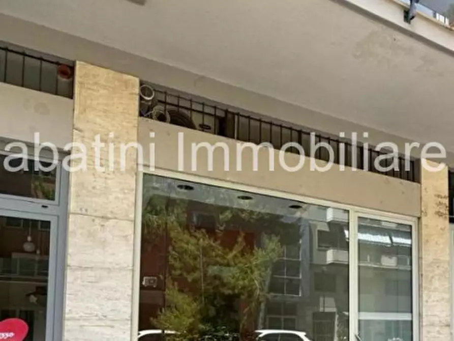 Immagine 18 di Negozio in affitto  in Viale Regina Margherita, 53 a Pescara