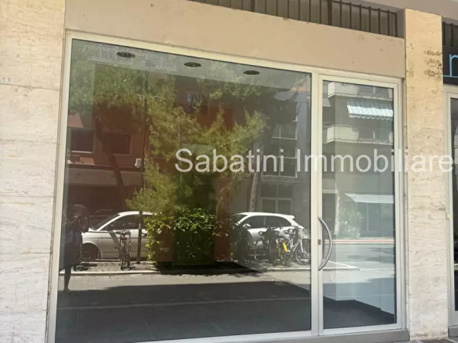 Immagine 19 di Negozio in affitto  in Viale Regina Margherita, 53 a Pescara