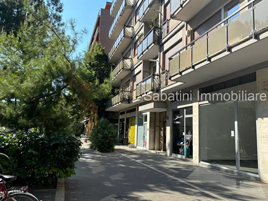 Immagine 21 di Negozio in affitto  in Viale Regina Margherita, 53 a Pescara