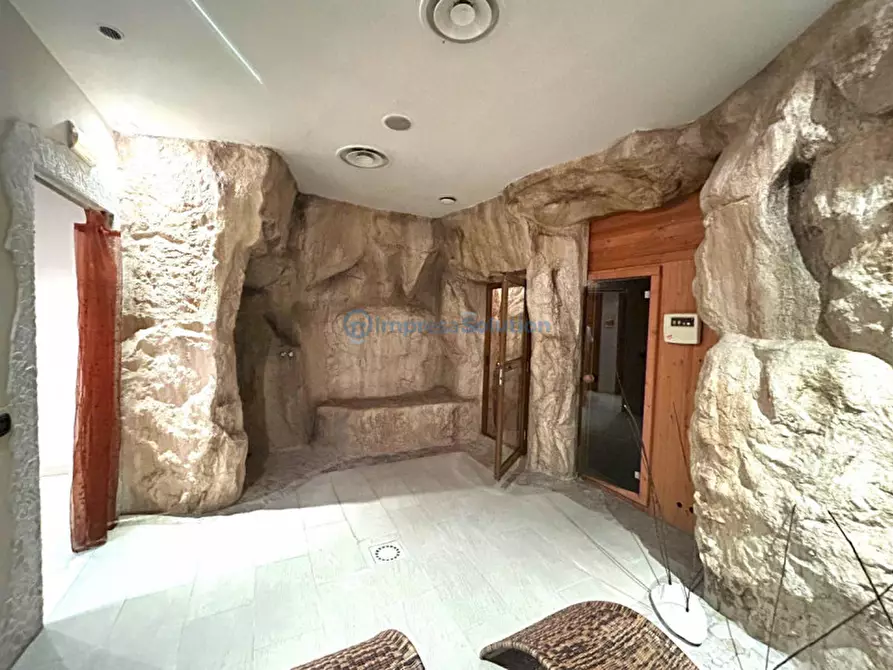 Immagine 3 di Negozio in vendita  in Via Francesco Cilea a Napoli