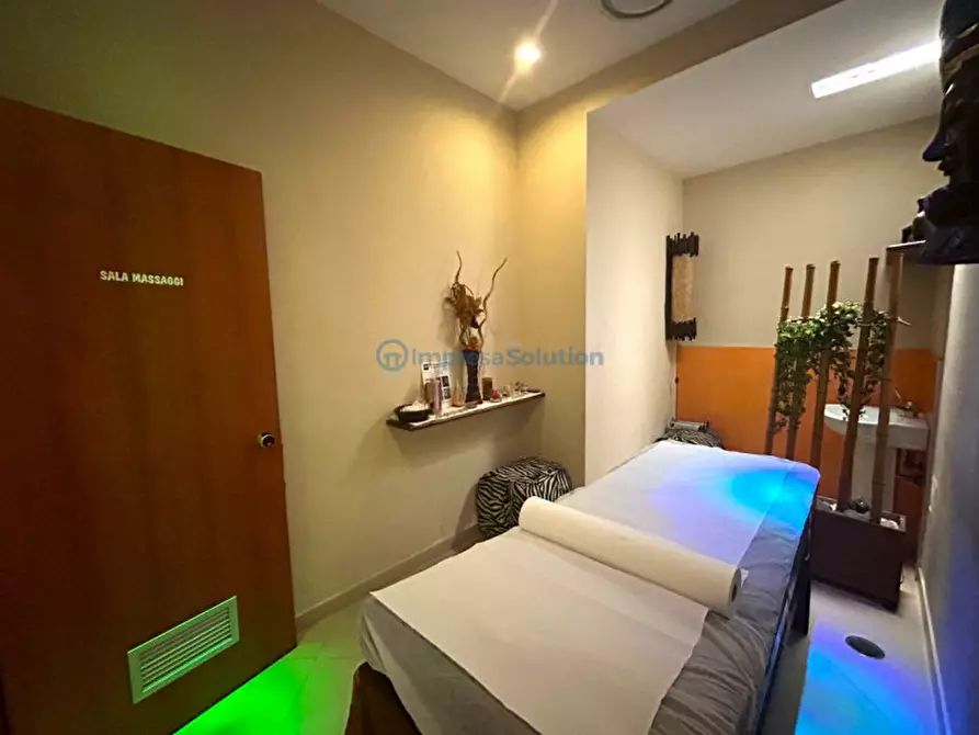 Immagine 6 di Negozio in vendita  in Via Francesco Cilea a Napoli