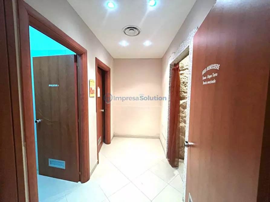 Immagine 11 di Negozio in vendita  in Via Francesco Cilea a Napoli