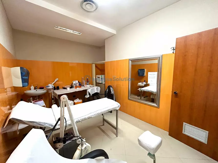 Immagine 12 di Negozio in vendita  in Via Francesco Cilea a Napoli