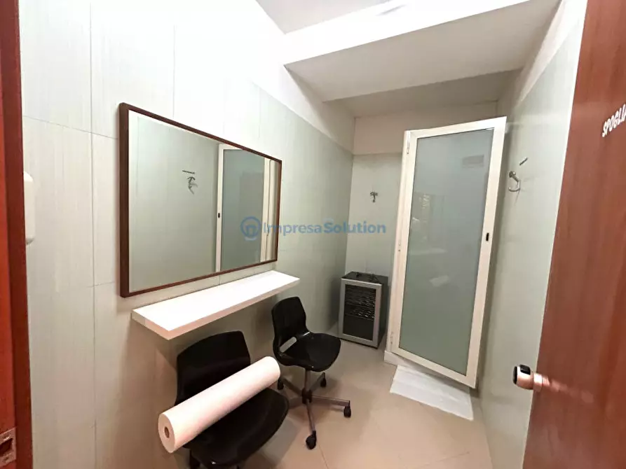 Immagine 17 di Negozio in vendita  in Via Francesco Cilea a Napoli