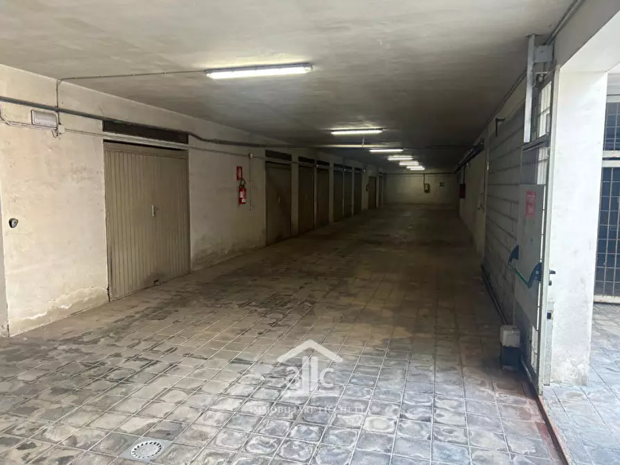 Immagine 5 di Garage in vendita  in viale della libertà 141 a Lecce