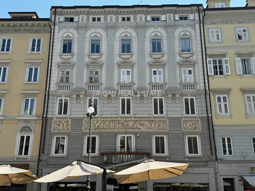 Immagine 1 di Appartamento in vendita  in Piazza della Borsa 4 a Trieste