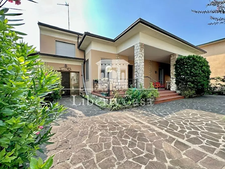 Immagine 1 di Villa in vendita  in Via Pellico a Toscolano-Maderno