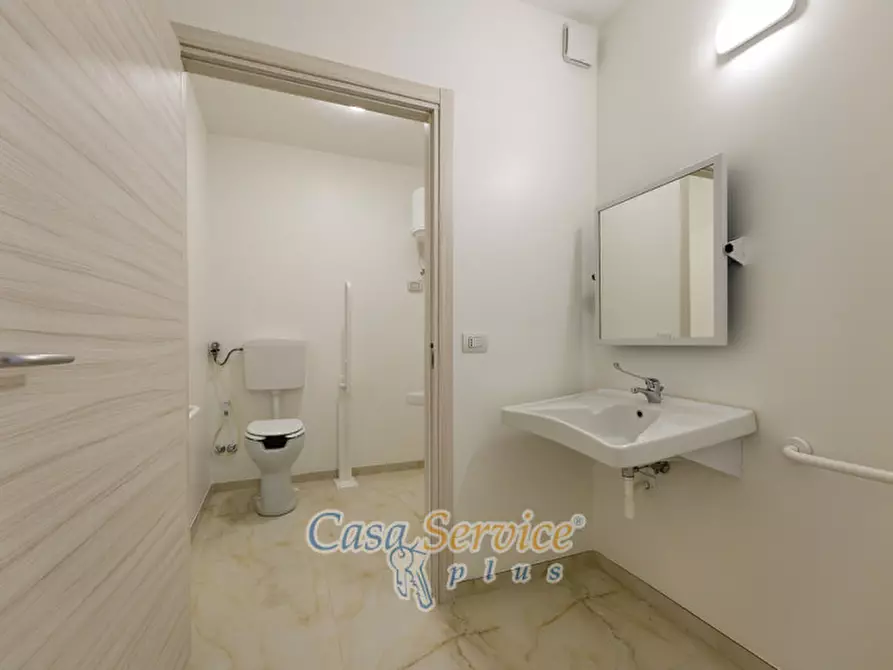 Immagine 26 di Ufficio in vendita  in Via Grazia Deledda a Gallipoli