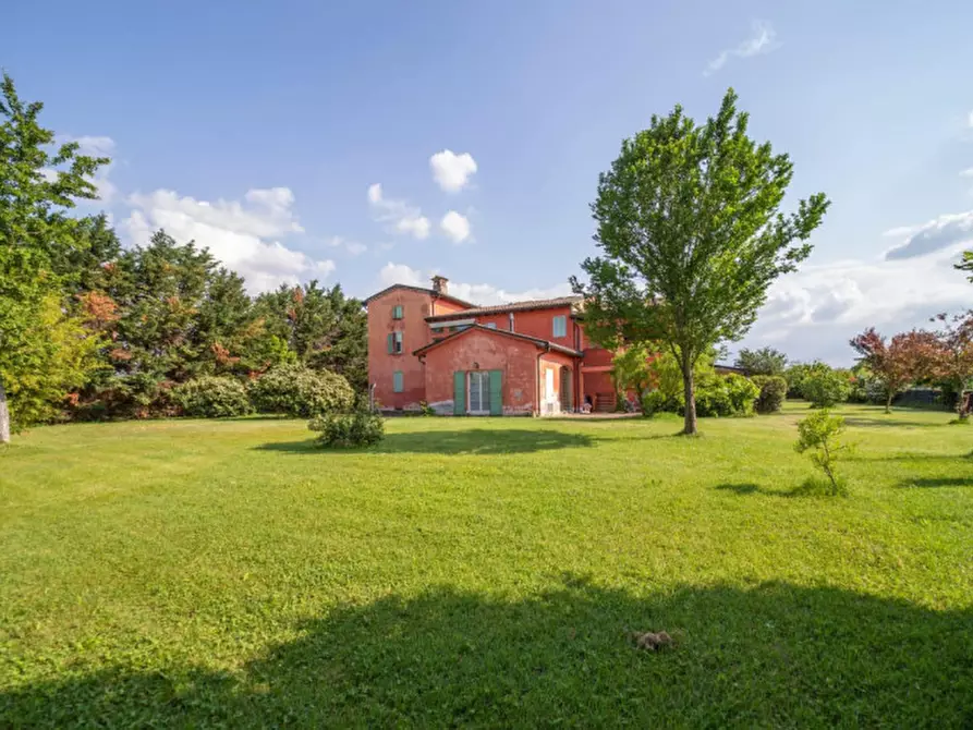 Immagine 1 di Villa in vendita  in Strada Torrazza a Parma