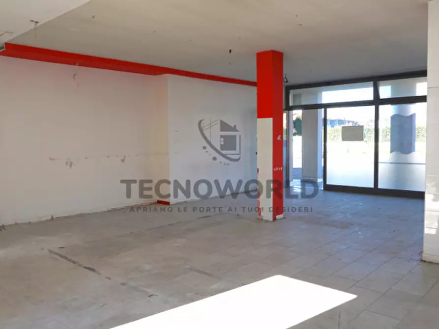 Immagine 5 di Negozio in vendita  in Via San Domenico a Malo