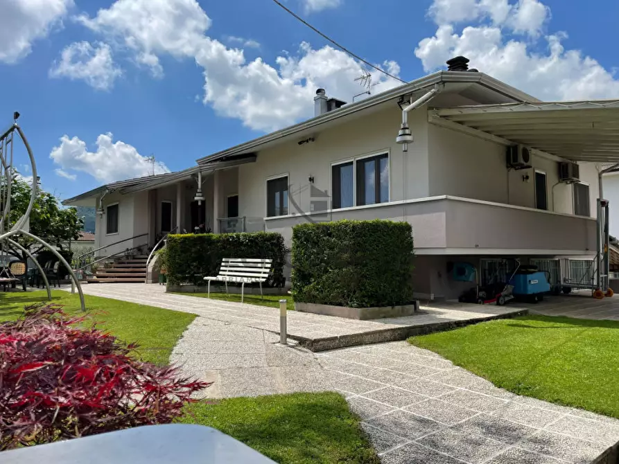 Immagine 1 di Villa in vendita  in Via dei Granatieri a Malo