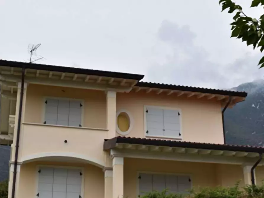 Immagine 1 di Villa in vendita  in Via Donatello a Toscolano-Maderno