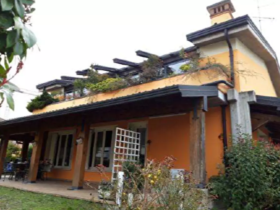 Immagine 1 di Villa in vendita  in Via A De Gasperi 2 a Desenzano Del Garda