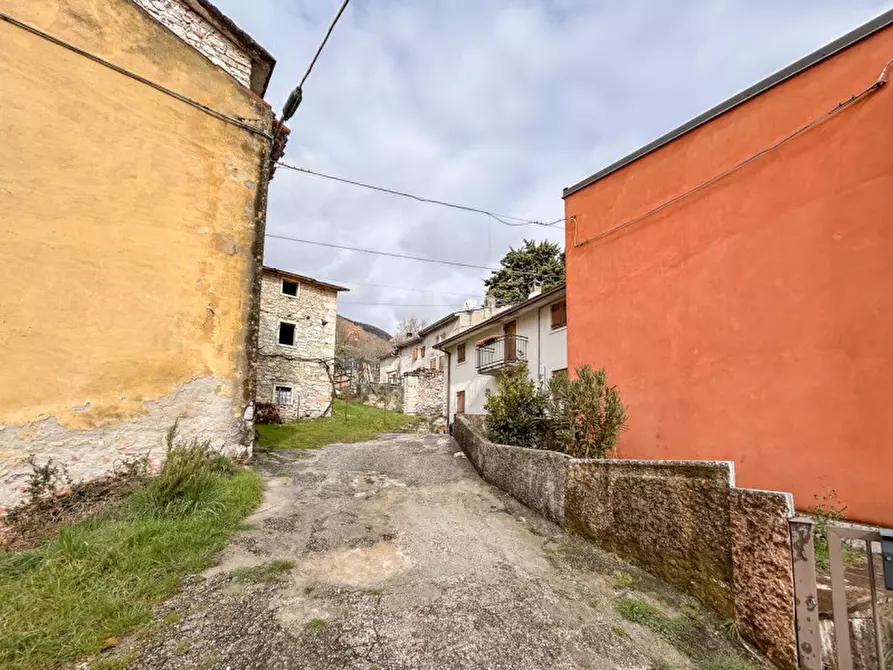 Immagine 2 di Casa indipendente in vendita  in Via Chiesa località Castello di Manune a Fumane