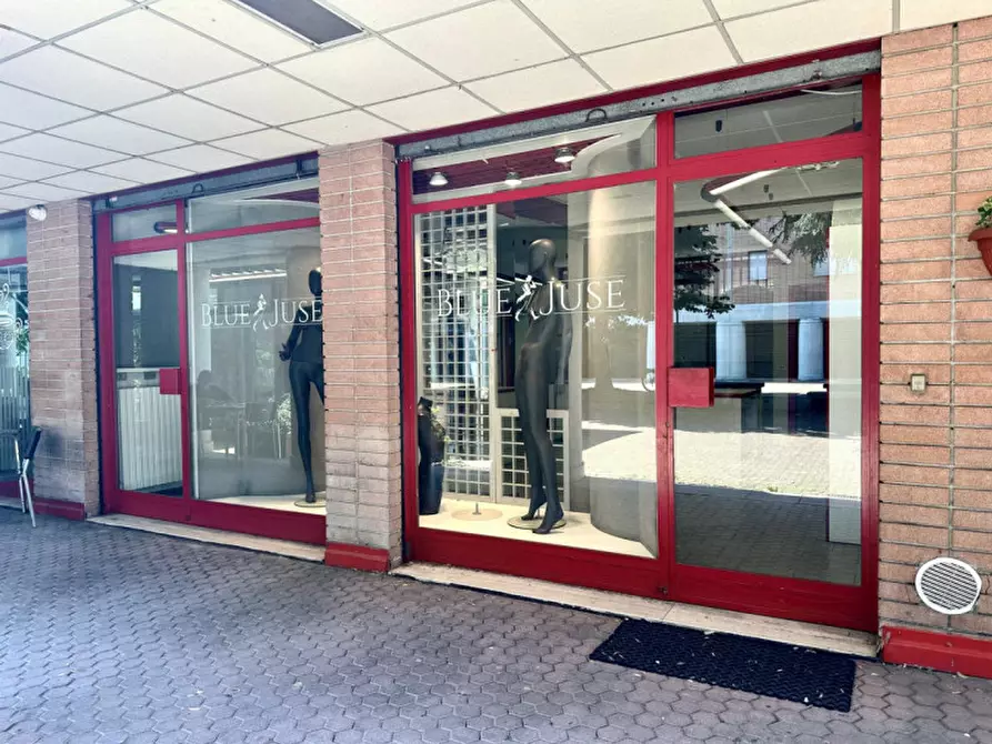 Immagine 1 di Negozio in affitto  in Via Duccio di Buoninsegna 11 a Assago