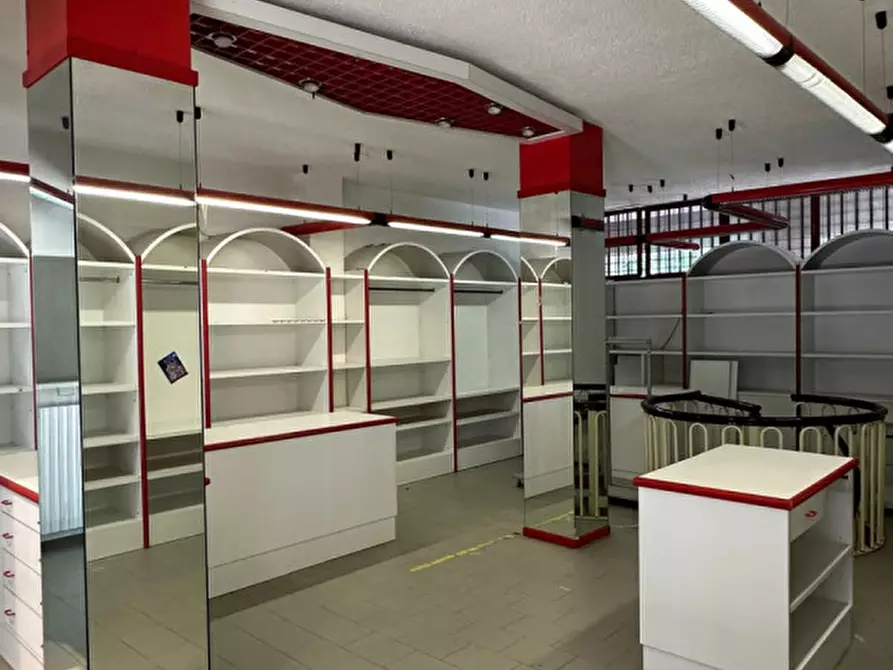 Immagine 4 di Negozio in affitto  in Via Duccio di Buoninsegna 11 a Assago
