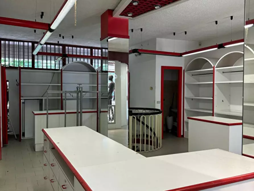 Immagine 5 di Negozio in affitto  in Via Duccio di Buoninsegna 11 a Assago