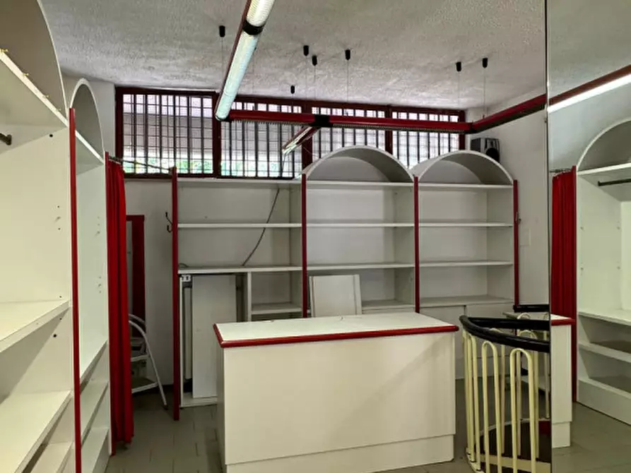 Immagine 6 di Negozio in affitto  in Via Duccio di Buoninsegna 11 a Assago